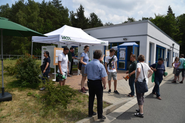 Besucher am VKTA-Informationszentrum informieren sich am Tag des offenen Labors über die Arbeit des VKTA